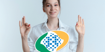 Mulher sorrindo em fundo claro fazendo sinal de "ok" com as mãos, com o logo da Previdência Social em destaque.