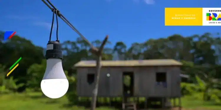 Imagem de uma lâmpada acesa em uma linha elétrica com uma casa ao fundo, simbolizando o programa Luz para Todos, que garante acesso à energia em áreas remotas.