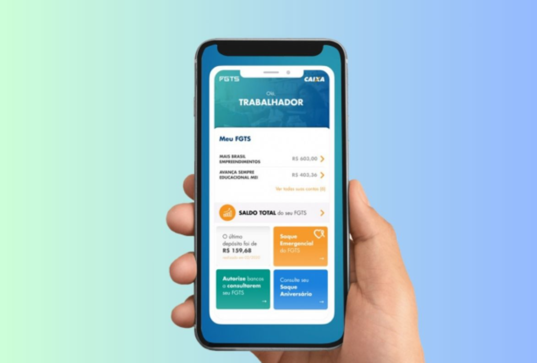 Mão segurando smartphone com o aplicativo FGTS aberto mostrando saldo e opções de saque.