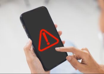 Alerta de golpe: celular com símbolo de aviso de ligação suspeita