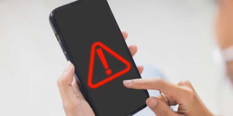 Alerta de golpe: celular com símbolo de aviso de ligação suspeita