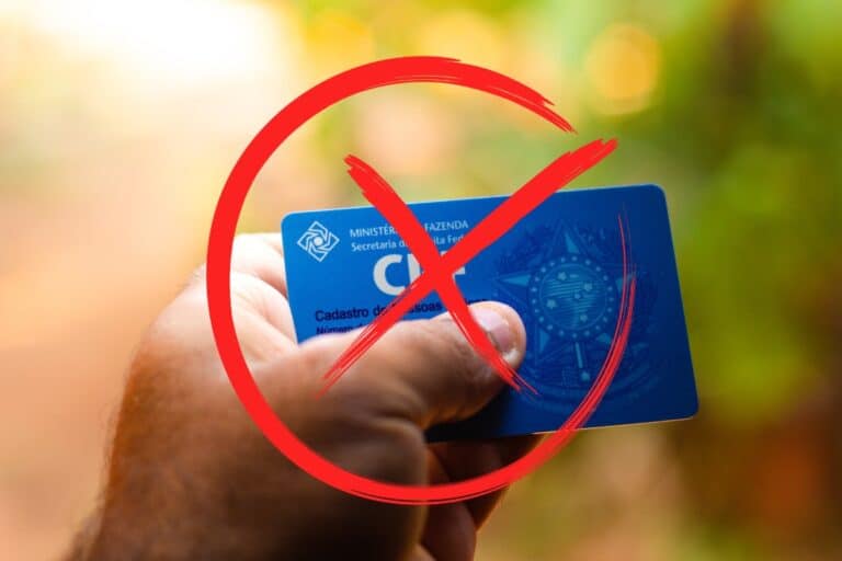 Pessoa segurando cartão de CPF com símbolo de negativado, representando restrições financeiras e necessidade de consulta do nome.