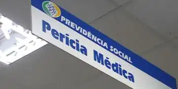 Placa da Perícia Médica da Previdência Social, com informações sobre o auxílio-doença e suas implicações após decisão do STF.
