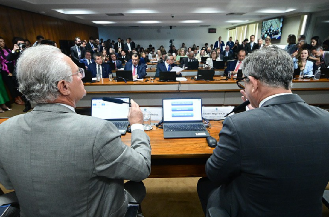 Senadores em sessão no plenário discutindo projeto de lei.