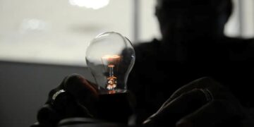 Imagem de uma lâmpada acesa, representando os benefícios da tarifa social de energia elétrica, destacando o consumo e acesso à eletricidade mais acessível.