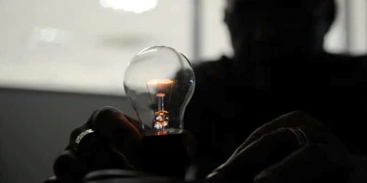 Imagem de uma lâmpada acesa, representando os benefícios da tarifa social de energia elétrica, destacando o consumo e acesso à eletricidade mais acessível.