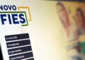 Logotipo do Novo FIES em tela de computador. Menu lateral exibe opções como 'O novo FIES', 'Cronograma' e 'Como funciona'.