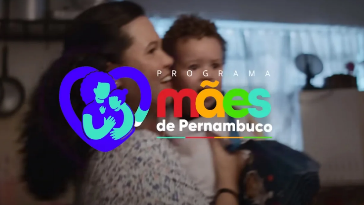 Mulher carregando bebê no colo com logo do programa Mães de Pernambuco sobreposto.