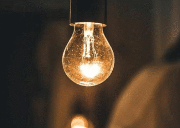 Programa do governo oferece conta de luz gratuita para famílias inscritas no CadÚnico.