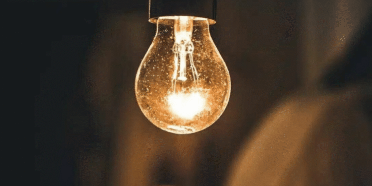 Programa do governo oferece conta de luz gratuita para famílias inscritas no CadÚnico.