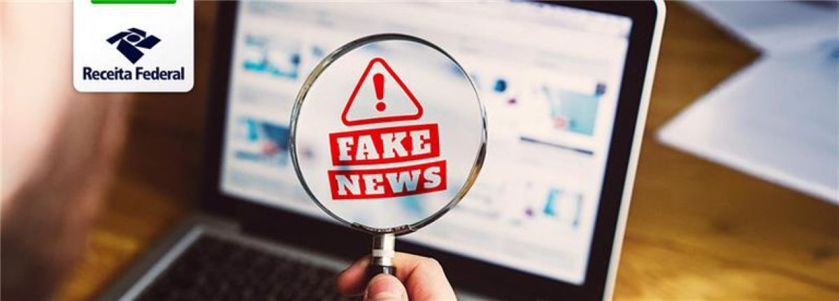 Lupa amplificando o alerta 'Fake News' na tela de um notebook, com o logo da Receita Federal no canto superior, indicando investigação de informações falsas.
