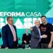 Presidente Lula abraça um homem vestindo a camisa do MTST em evento de lançamento do programa "Reforma Casa Brasil", ao lado de ministros e autoridades, simbolizando o apoio do governo à reforma de moradias.