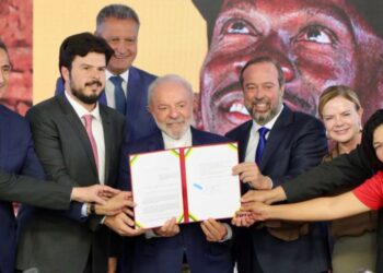 Presidente Lula e autoridades durante a sanção do programa 'Luz do Povo', que amplia a Tarifa Social e garante isenção de conta de luz para famílias de baixa renda.