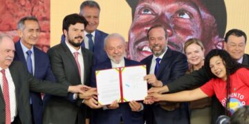Presidente Lula e autoridades durante a sanção do programa 'Luz do Povo', que amplia a Tarifa Social e garante isenção de conta de luz para famílias de baixa renda.