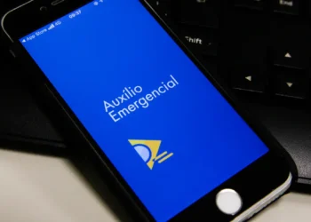 Tela de smartphone mostrando o aplicativo Auxílio Emergencial com fundo azul e símbolo amarelo