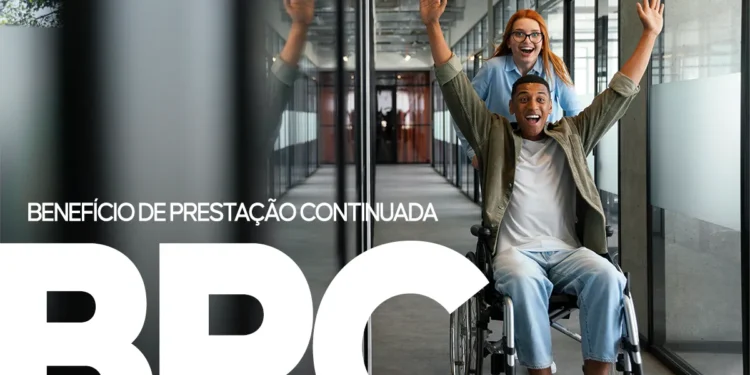 Pessoa com deficiência cadeirante comemorando ao lado de uma mulher enquanto segura um folheto do BPC. Início do pagamento do Benefício de Prestação Continuada INSS em Outubro.