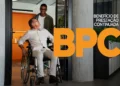Imagem de um homem em cadeira de rodas sendo ajudado por outra pessoa, com a sigla BPC destacada em laranja e informações sobre o benefício de prestação continuada.