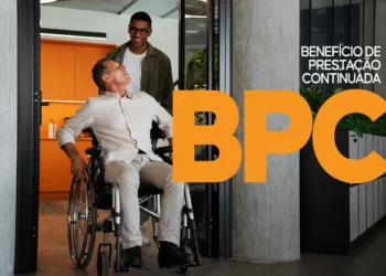Imagem de um homem em cadeira de rodas sendo ajudado por outra pessoa, com a sigla BPC destacada em laranja e informações sobre o benefício de prestação continuada.