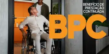 Imagem de um homem em cadeira de rodas sendo ajudado por outra pessoa, com a sigla BPC destacada em laranja e informações sobre o benefício de prestação continuada.