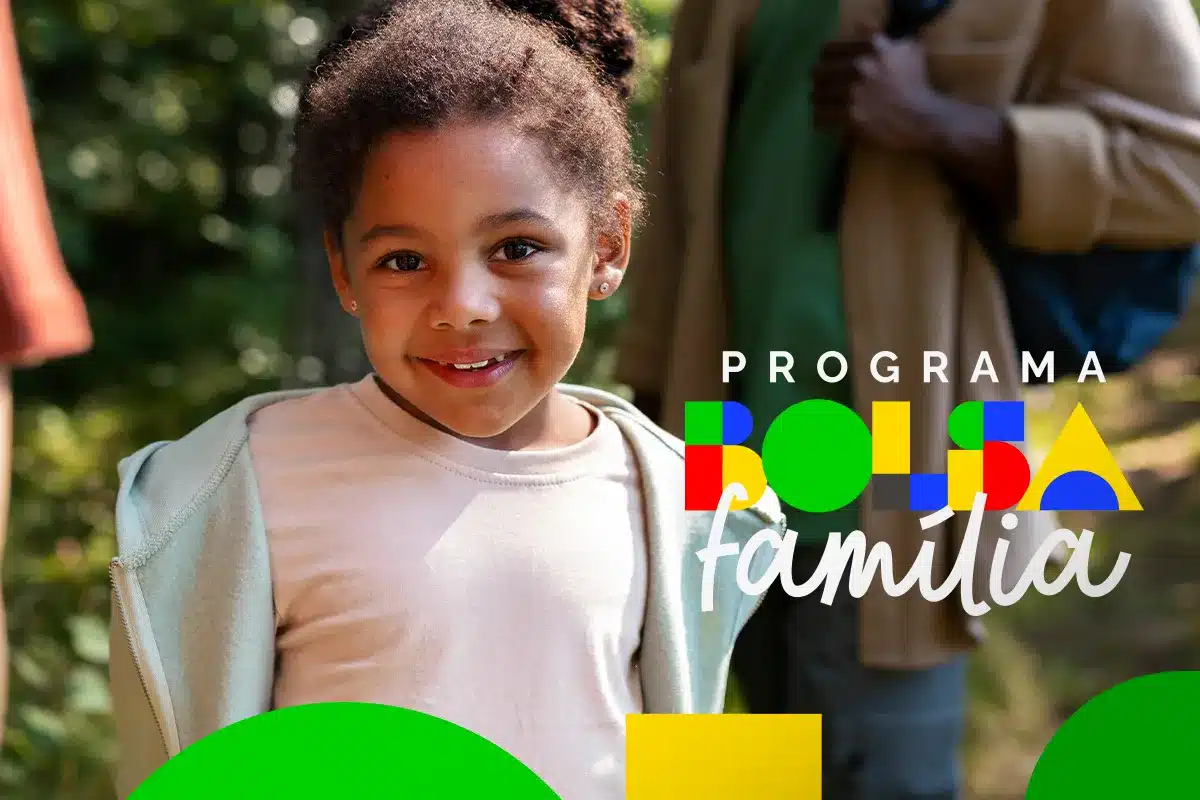 Proteção social com foco nas famílias mais vulneráveis. Criança sorrindo ao ar livre com logotipo do Bolsa Família, representando famílias atendidas pelo programa social.