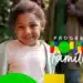 Criança sorrindo com a logo do programa Bolsa Família ao lado