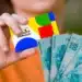 Cartão do Programa Bolsa Família com dinheiro em espécie, representando o auxílio antecipado de outubro de 2025.