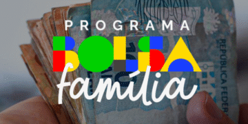 Mãos segurando um maço de notas de Reais, com o logotipo "PROGRAMA BOLSA FAMÍLIA" em destaque, simbolizando o benefício social.
