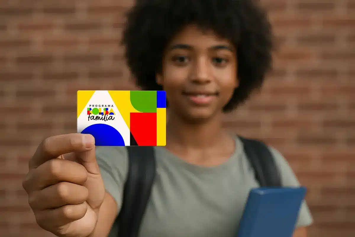Beneficiários Bolsa Família e Auxílio Gás Jovem segurando o cartão do Programa Bolsa Família ilustrando os beneficiários do CadÚnico e Auxílio Gás