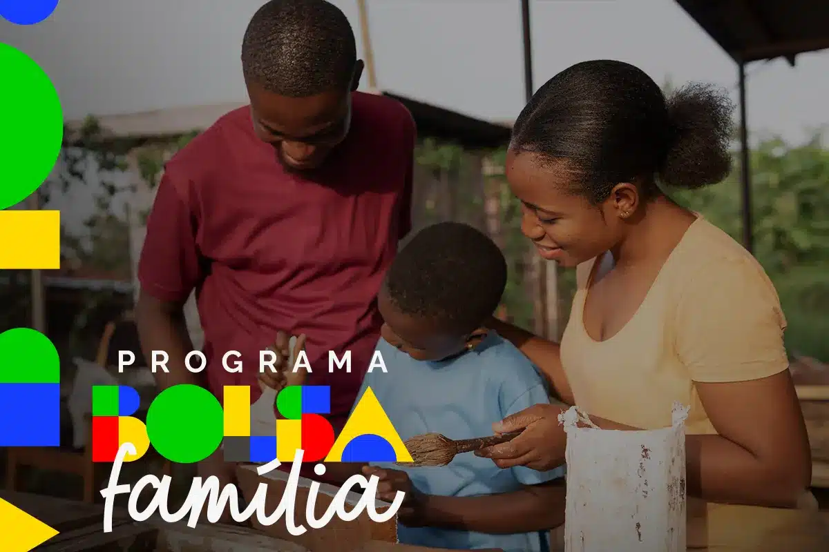 Composição Familiar Bolsa Família Família feliz em momento de trabalho com o logo do Bolsa Família em evidência