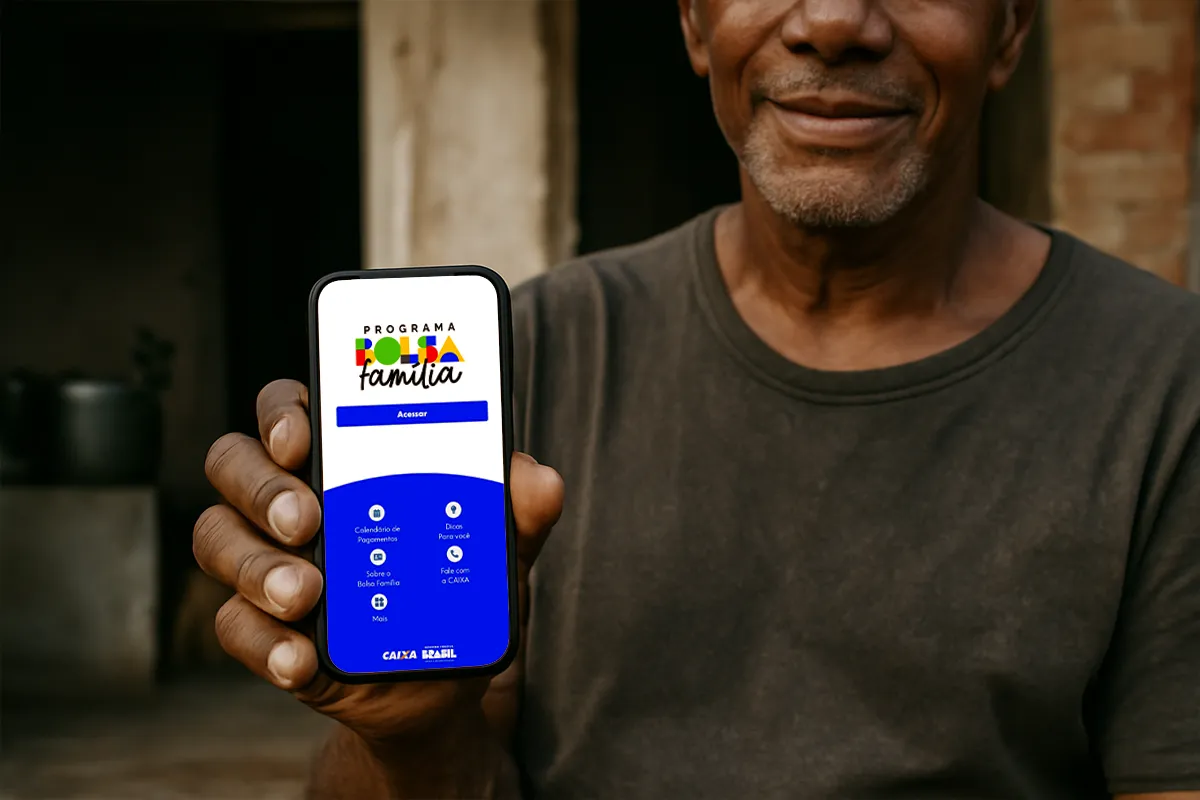 Homem de meia-idade segurando um smartphone com o aplicativo Bolsa Família aberto, ilustrando o acesso digital ao benefício.