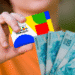 Cartão do Bolsa Família e notas de R$100 em destaque, ilustrando o pagamento e o calendário de outubro de 2025 para beneficiários com NIS final 8, 9 e 0.