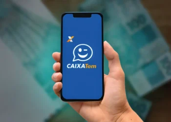 Tela do aplicativo Caixa Tem mostrando o logo do Caixa Tem em um smartphone, com dinheiro ao fundo.