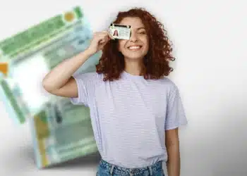 Jovem sorridente segurando uma CNH (Carteira Nacional de Habilitação) sobre o olho, com uma CNH desfocada ao fundo. Imagem representa a alegria de ser selecionado para a CNH Social 2025 gratuita.