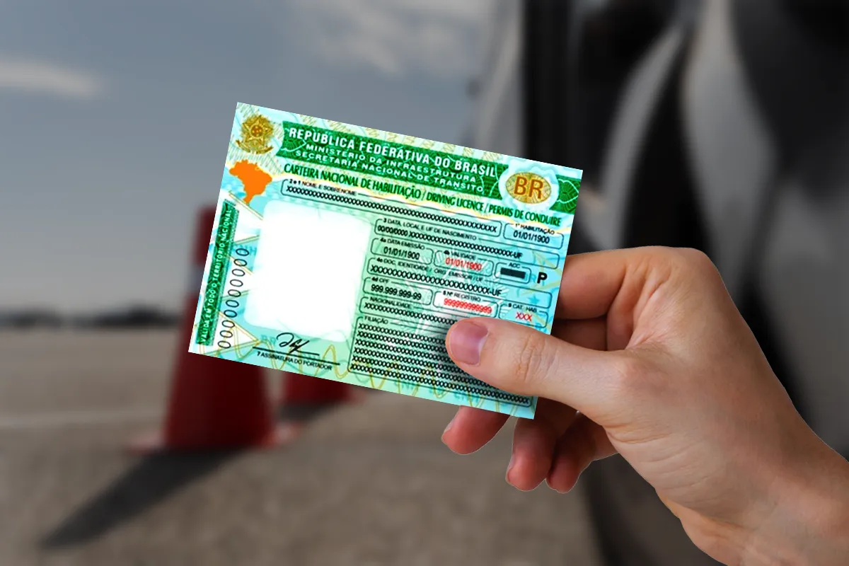 Imagem de uma carteira de motorista brasileira sendo segurada por uma pessoa, simbolizando o processo de matrícula e prazos para a habilitação