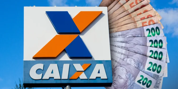 Notas de dinheiro empilhadas ao lado do logotipo da Caixa Econômica Federal sob um céu azul, representando o saque emergencial e benefícios financeiros.