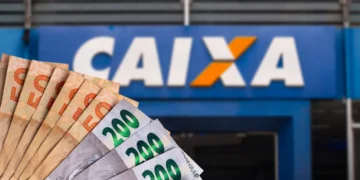 Cédulas de R$ 50 e R$ 200 em primeiro plano, com a logomarca da CAIXA Econômica Federal desfocada ao fundo.
