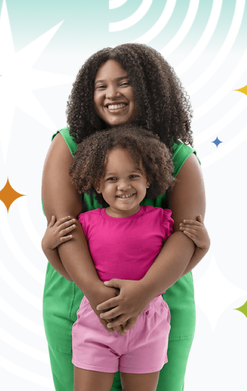 Mãe sorridente e filha, representando as 131 mil mulheres beneficiadas pelo Mães de Pernambuco, que recebem R$ 300 mensais para a primeira infância.