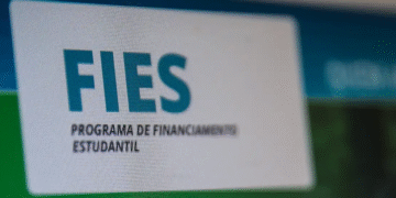 Tela de computador exibindo o logotipo do FIES, representando o início da renegociação de dívidas.