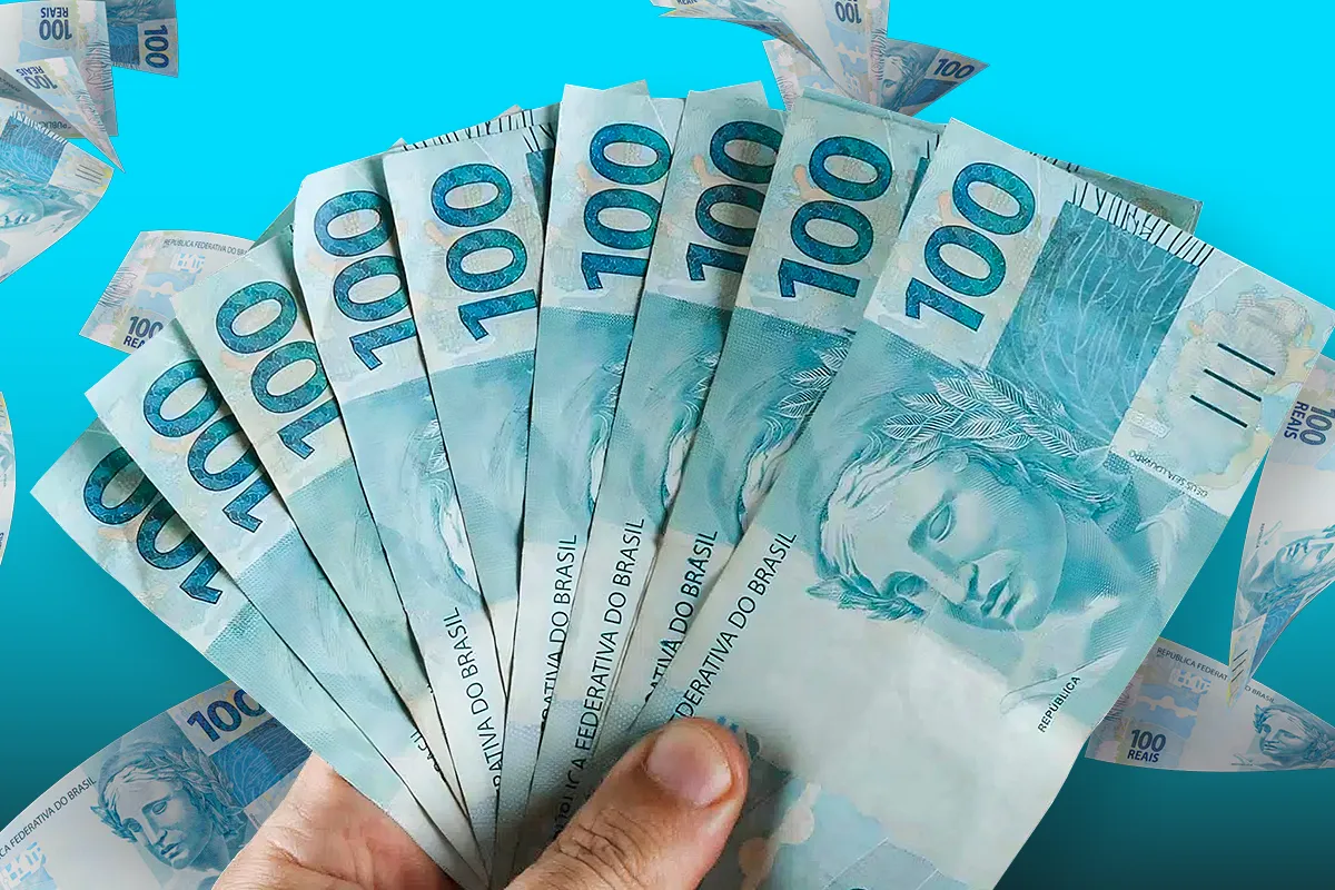 Notas de R$ 100, com destaque para uma pilha de dinheiro, representando o benefício de R$ 2.800 referente ao saque de cotas do PIS/Pasep.