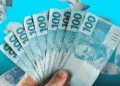 Cédulas de 100 reais ilustram o possível aumento do PIS em 2026