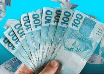 Cédulas de 100 reais ilustram o possível aumento do PIS em 2026