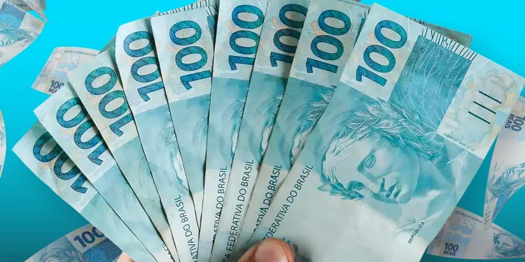 Mão segurando várias notas de 100 reais, com mais dinheiro flutuando ao fundo, simbolizando prêmios e ganhos financeiros.