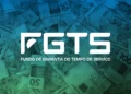 Logotipo do FGTS (Fundo de Garantia do Tempo de Serviço) em branco sobre um fundo de notas de dinheiro em tons de azul e verde, simbolizando as novas regras de saque e antecipação.