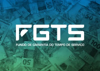 Logotipo do FGTS (Fundo de Garantia do Tempo de Serviço) em branco sobre um fundo de notas de dinheiro em tons de azul e verde, simbolizando as novas regras de saque e antecipação.