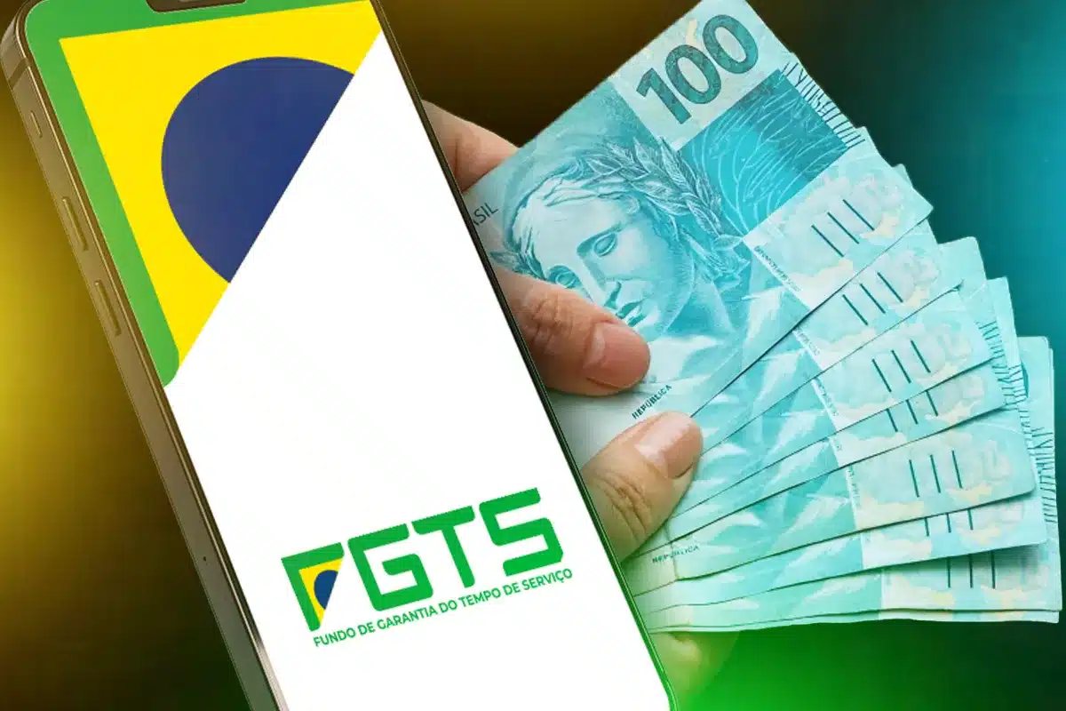 Representação digital da solicitação do FGTS Calamidade: notas de R$ 100 reais na mão do trabalhador e a tela do celular exibindo o logotipo do Fundo de Garantia.