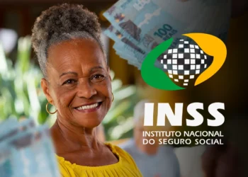 Mulher aposentada sorrindo ao receber o pagamento do INSS, com notas de R$ 100 em evidência ao lado da logo oficial do Instituto Nacional do Seguro Social. Imagem representa o pagamento da parcela final do 13º salário em novembro.