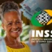Mulher aposentada sorrindo ao receber o pagamento do INSS, com notas de R$ 100 em evidência ao lado da logo oficial do Instituto Nacional do Seguro Social. Imagem representa o pagamento da parcela final do 13º salário em novembro.