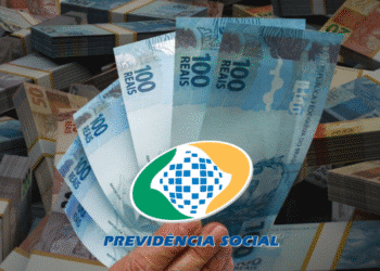 Imagem ilustrativa sobre o pagamento de benefícios para aposentados e pensionistas do INSS até 2026, com cédulas de R$ 100 e o logo da Previdência Social.