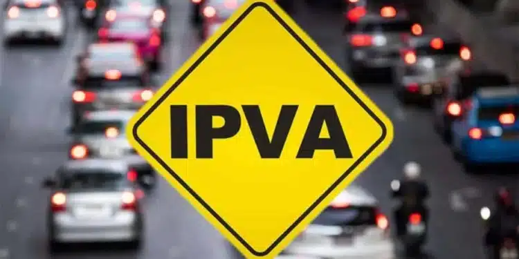 Sinalização de IPVA em cidade com tráfego, destacando a nova lei de alívio financeiro para motoristas.