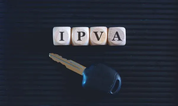Texto sobre IPVA 2026 e chave de carro, destacando a redução do imposto para proprietários de veículos no Paraná